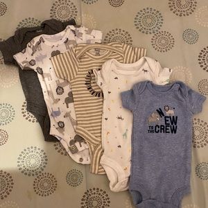 (5) premie onesies
